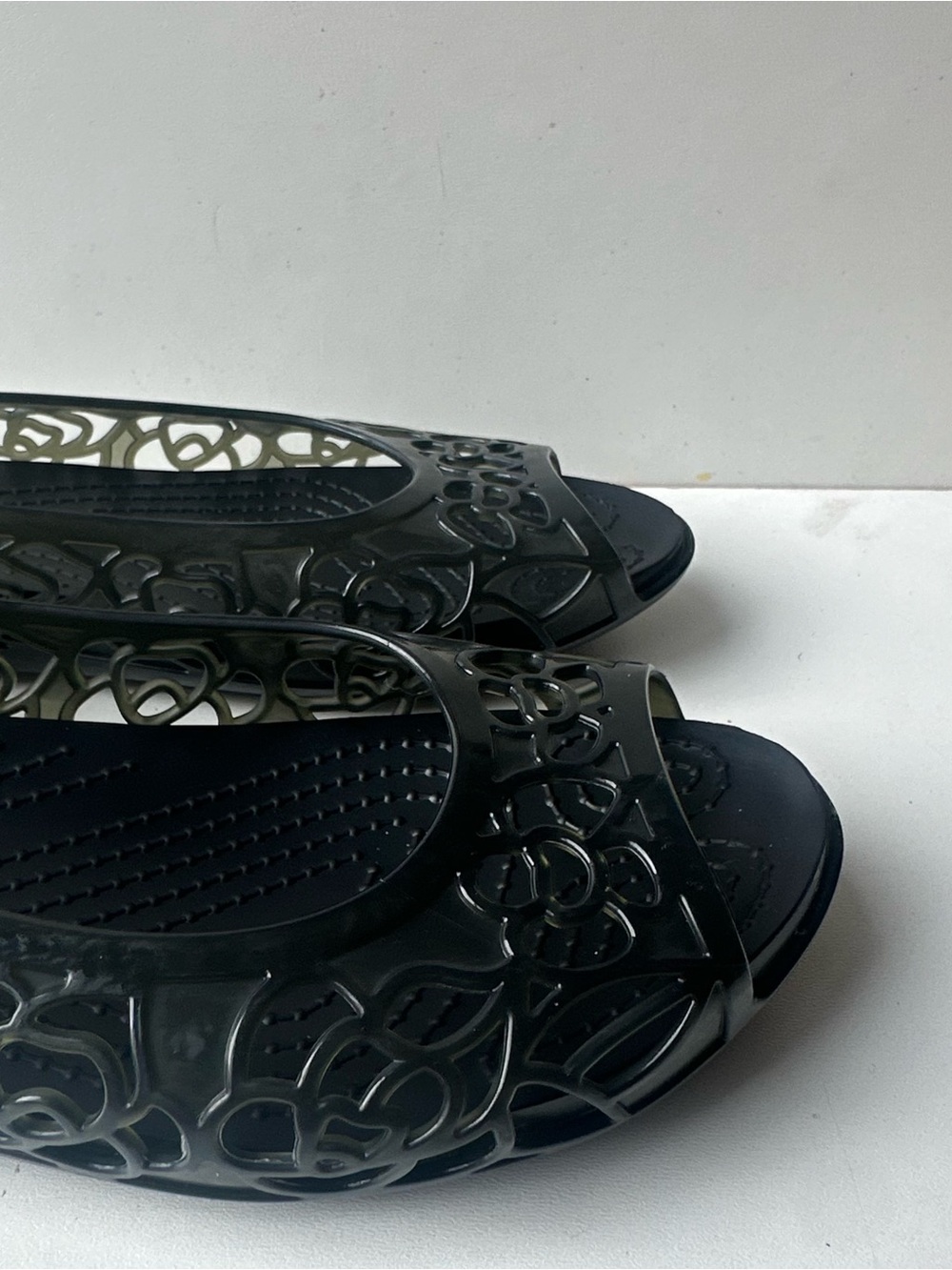 Crocs Women’s Black Floral Cutout Peep Toe Jelly Flats Comfort Shoes Size 7 W - Picture 5 of 10